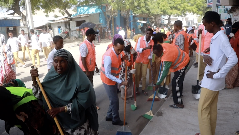 Maamulka iyo Shacabka degmada Dharkenley oo ololo nadaafadeed ka sameeyay wadada Jaala Siyaad ee degmadaasi.