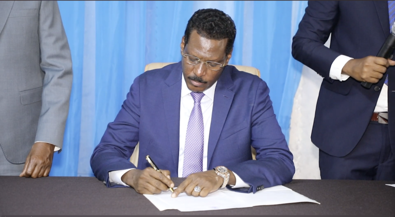 Madaxweynaha galmudug oo saxiixay Sharciyo muhiim oo ay ku jirto aqoonsigga degmo ee Xeraale.