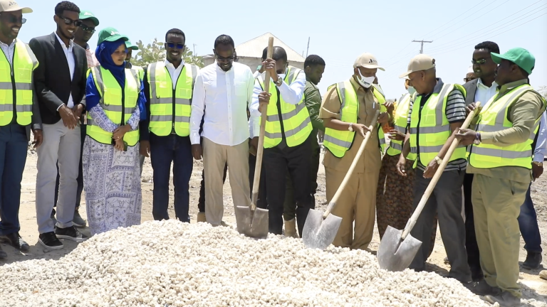 Gudoomiyaha Gobolka banaadir oo dhagax dhigay dhismaha laamiga Cusub ee aada dahab Marina beach.