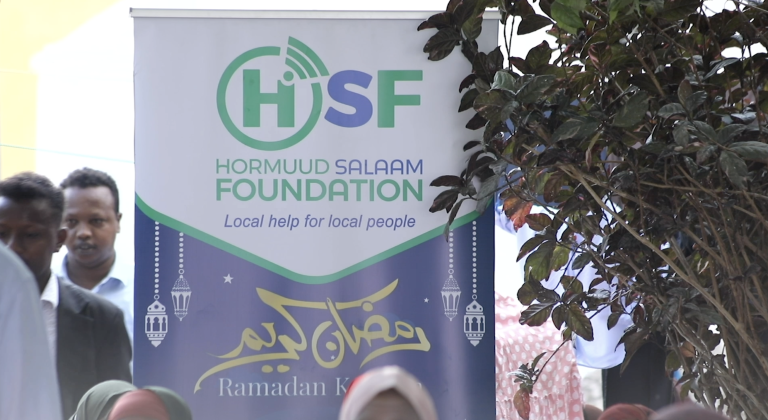 Hay’adda Hormuud Salaam Foundation oo Deeq lacageed gaarsiisay qoysas danyar ah.